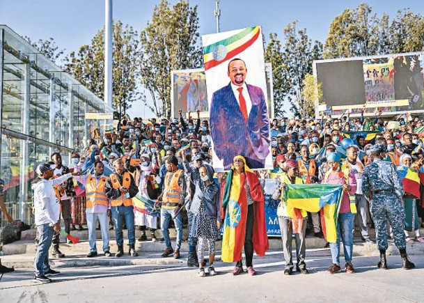 民眾在亞的斯亞貝巴集會，支持阿比‧艾哈邁德。（Getty Images圖片）