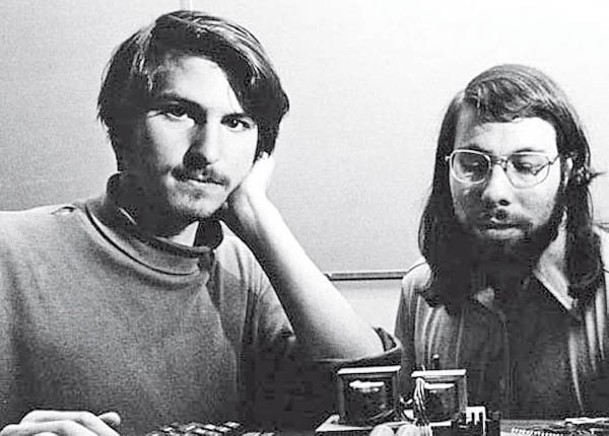 喬布斯（左）與沃茲尼亞克（右）合力設計及組裝Apple-1。
