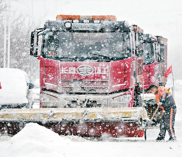 吉林  當局出動剷雪車。