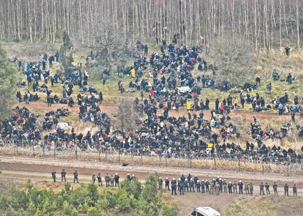 大批難民聚集在白羅斯一側，準備進入波蘭。（Getty Images圖片）