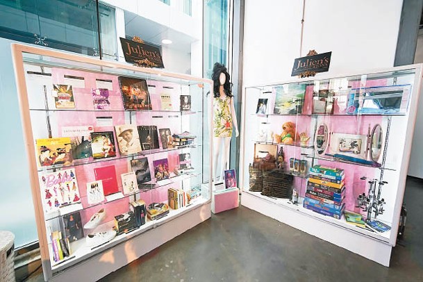 Amy Winehouse生前收藏大量書籍及飾物。