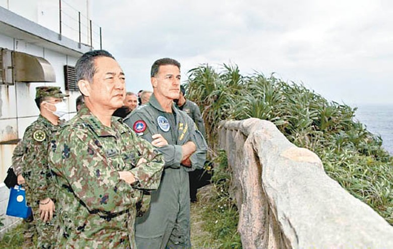 日本自衞隊官員（前左）及美軍軍官（前右）視察演習。