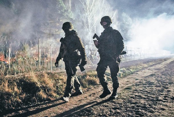 難民問題嚴峻，波蘭士兵在邊境巡邏。