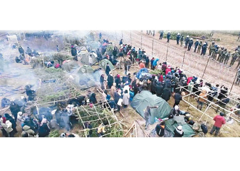 難民在白羅斯邊境生火取暖。