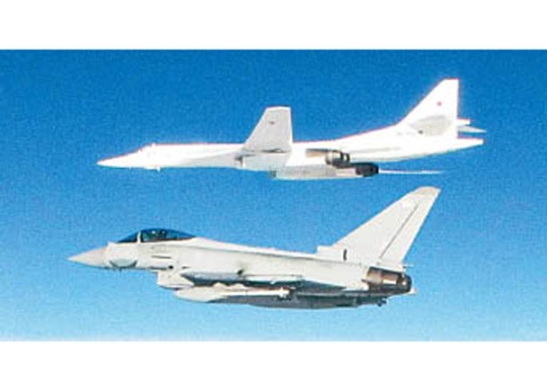 英國歐洲颱風戰機（下）攔截俄羅斯圖160戰略轟炸機（上）。