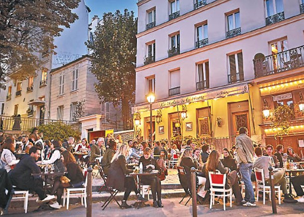 法國放寬防疫措施，巴黎食肆晚上出現人潮。（Getty Images圖片）
