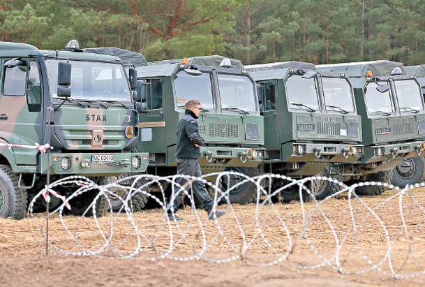 波蘭軍車集結在邊境。（Getty Images圖片）