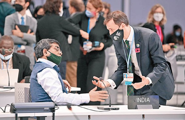 印度代表（左）在最後一刻要求修改字眼。