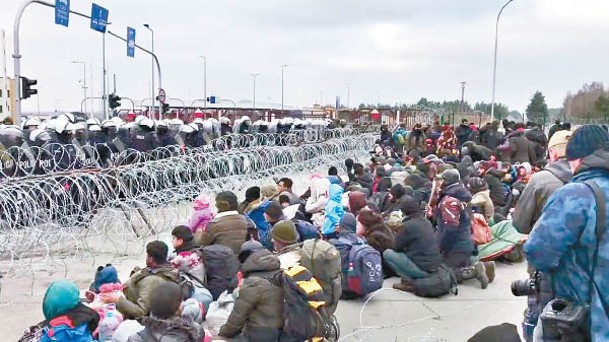 難民聚集在白羅斯一側，準備越境進入波蘭。