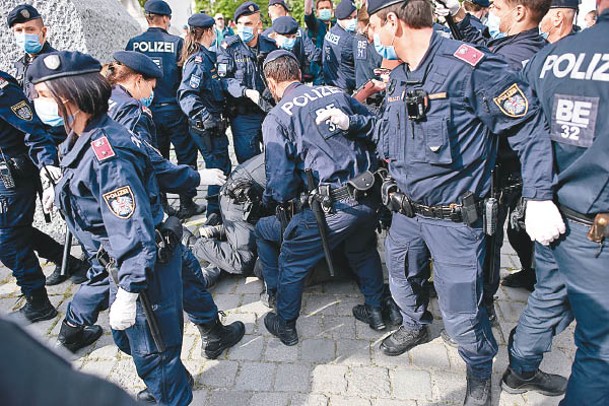 奧地利警員抬走示威者。