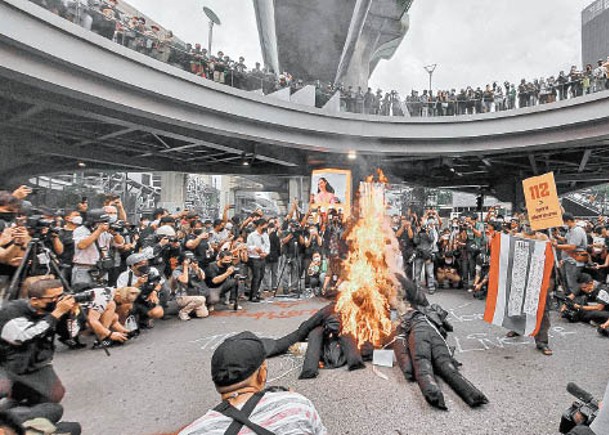 示威者焚燒假人。