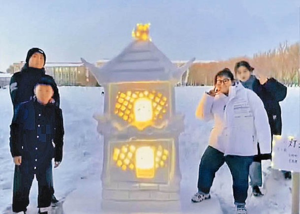 黑龍江學生  用雪砌燈塔意外爆紅