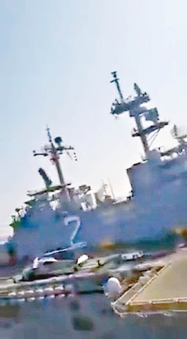伊朗直升機飛近美國兩棲攻擊艦埃塞克斯號。