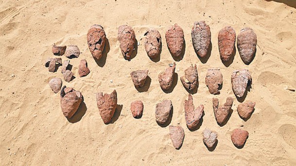 考古人員透過陶瓷碎片推算新遺址的年份。