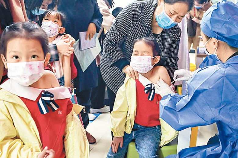 江西省南昌市兒童接種新冠疫苗。（中新社圖片）