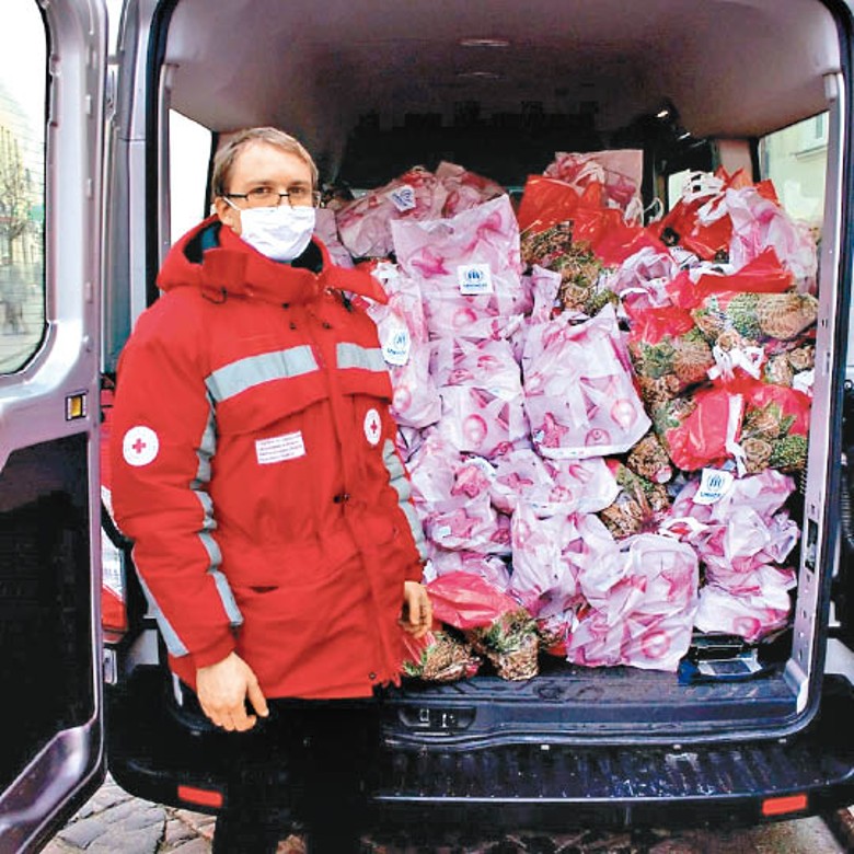 歐盟委員會資助白羅斯紅十字會，派發救援物資。