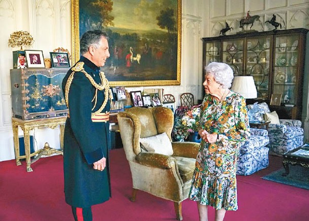 闊別公務逾月  英女王接見國防參謀長