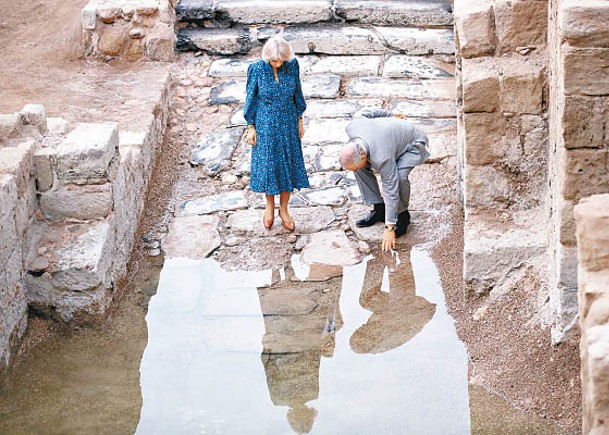 查理斯訪約旦河  取聖水供洗禮