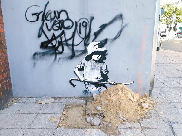 Banksy在英國薩福克郡街頭留下塗鴉。