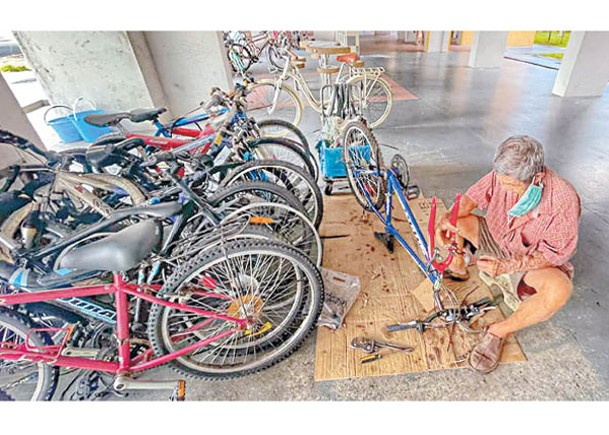 星洲83歲翁  修單車籌錢洗腎