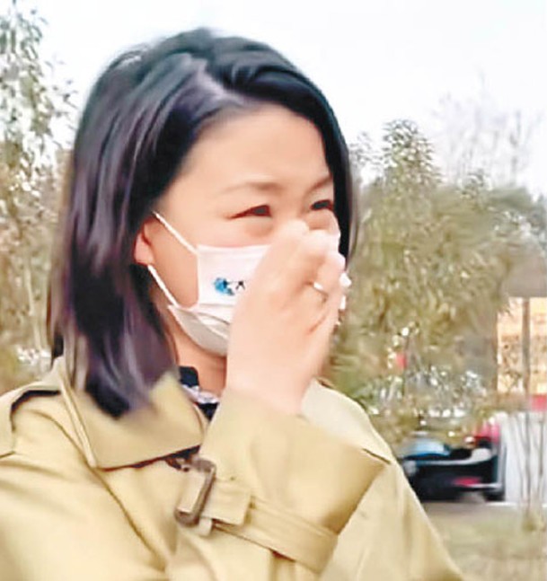 記者楊小莉當場淚崩。
