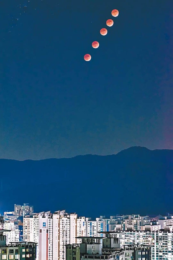 南韓：南韓網民把月食移動軌迹合成照片。