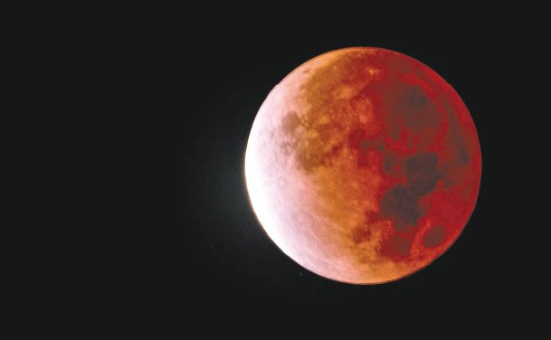 美國：美國的月亮在月偏食期間呈暗紅色。