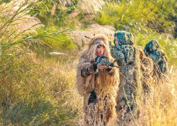 解放軍海軍陸戰隊演練隱蔽滲透。