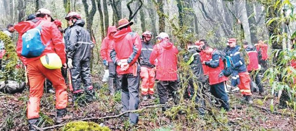 搜救員在山上發現隊員遺體。