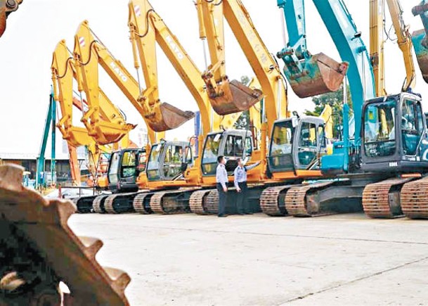 廣州黃埔海關檢獲涉嫌走私進口的二手挖掘機。