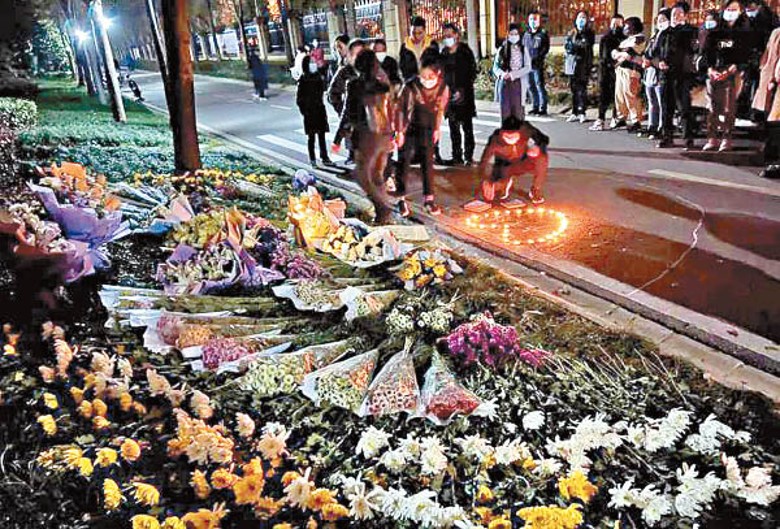 一批業主自發在草地鋪滿鮮花悼念死者。