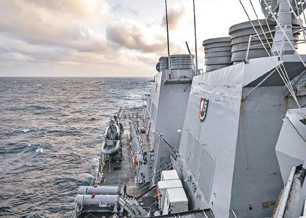 美國驅逐艦米利厄斯號通過台灣海峽。