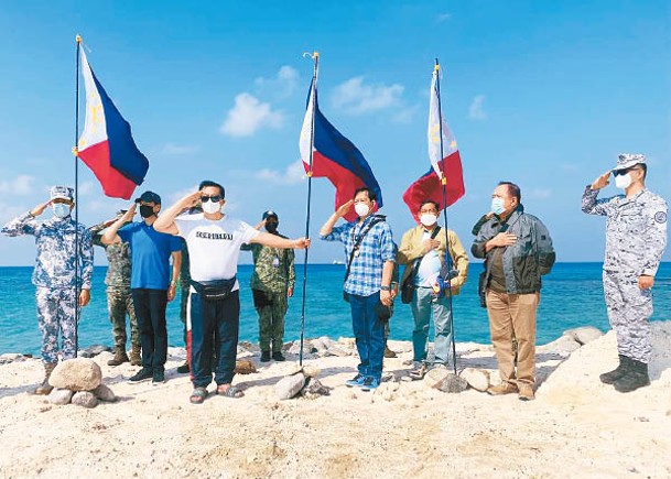 賴克遜（右四）登上中業島及插上菲律賓國旗。