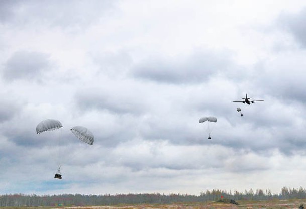 烏克蘭：軍機空投物資。
