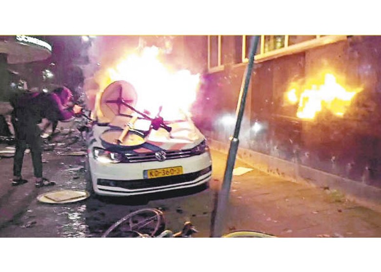 鹿特丹有警車起火。