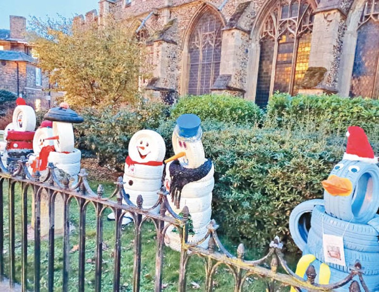 每個雪人都獨一無二，放在教堂院子。
