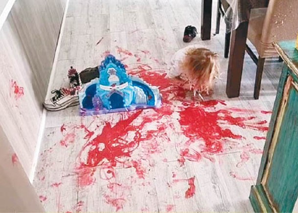 女童用紅色顏料畫在地板上。