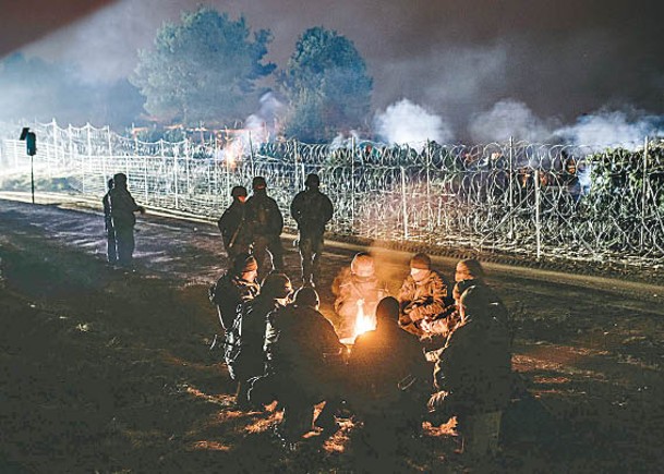 波蘭士兵在邊境生火取暖。（Getty Images圖片）