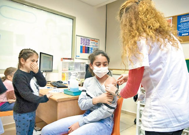 以色列兒童接種新冠疫苗。