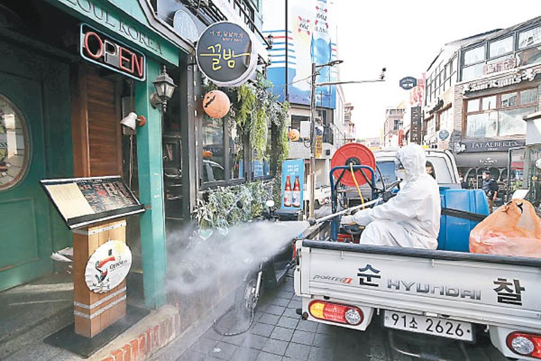 首爾防疫人員在街上消毒。（Getty Images圖片）
