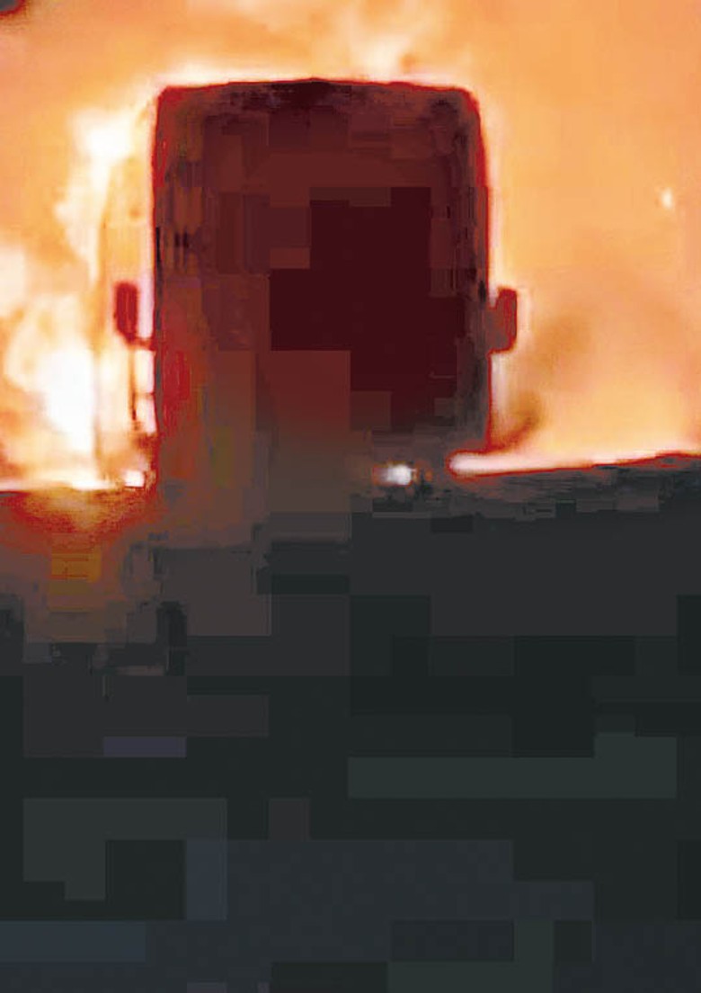 巴士起火，造成多人死亡。