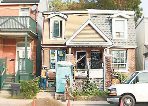 加拿大：工人翻新空置舊屋。