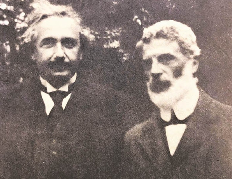 手稿由愛因斯坦（左）和貝索（右）共同撰寫。