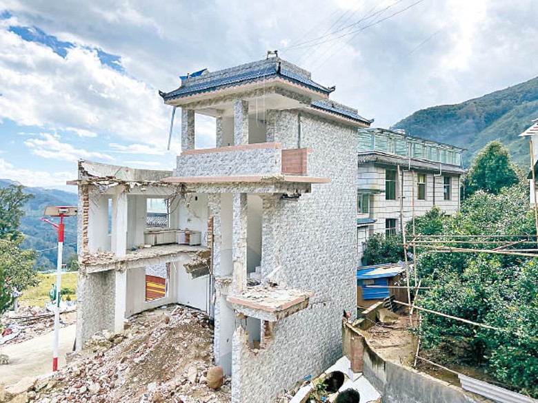 村民投訴鎮政府以違建為由頒令強拆祖宅。