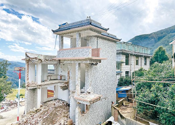 村民投訴鎮政府以違建為由頒令強拆祖宅。