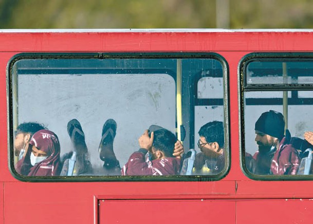 難民抵英後乘巴士離去。