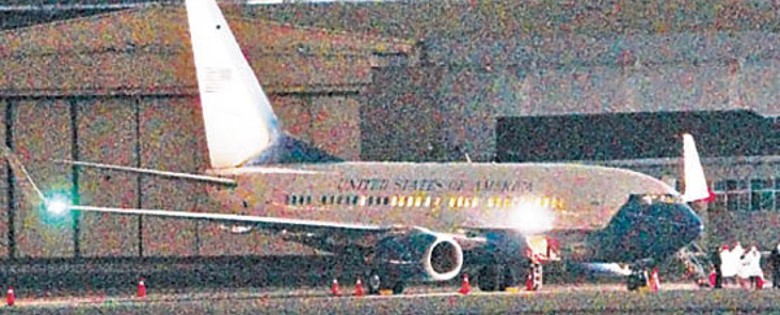 議員乘坐美軍C40C行政專機從南韓抵達台北市松山機場。