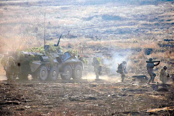 烏軍在頓涅茨克舉行坦克演練。