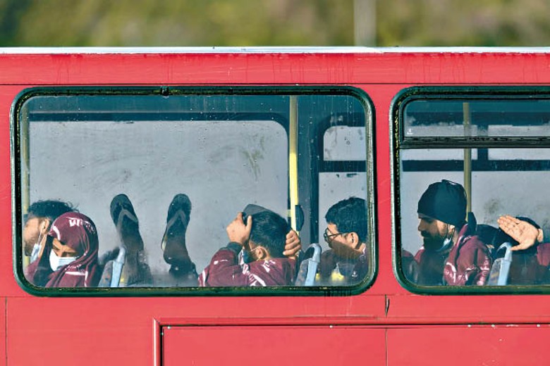 難民抵英後乘巴士離開。