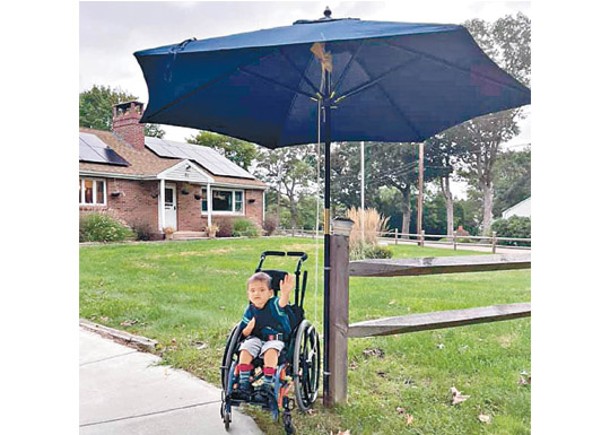 木製候車室  為殘疾童遮風擋雨